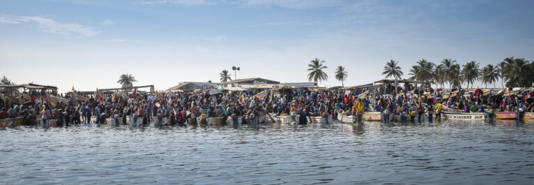 Importante activité sur la plage de Djiffer à l'arrivée des pirogues de pêcheurs