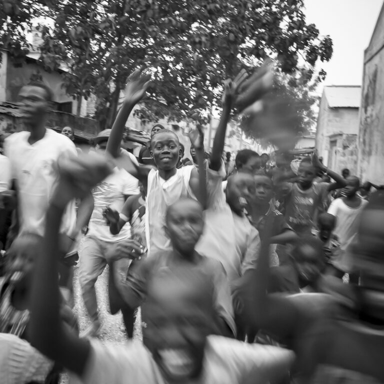 Scène de liesse dans le village le soir où des lutteurs natif de Dionewar a gagné un combat important à Dakar
