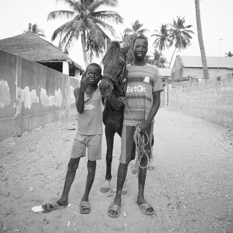 Deux garçons avec leur cheval à Dionewar, Delta du Sine-Saloum