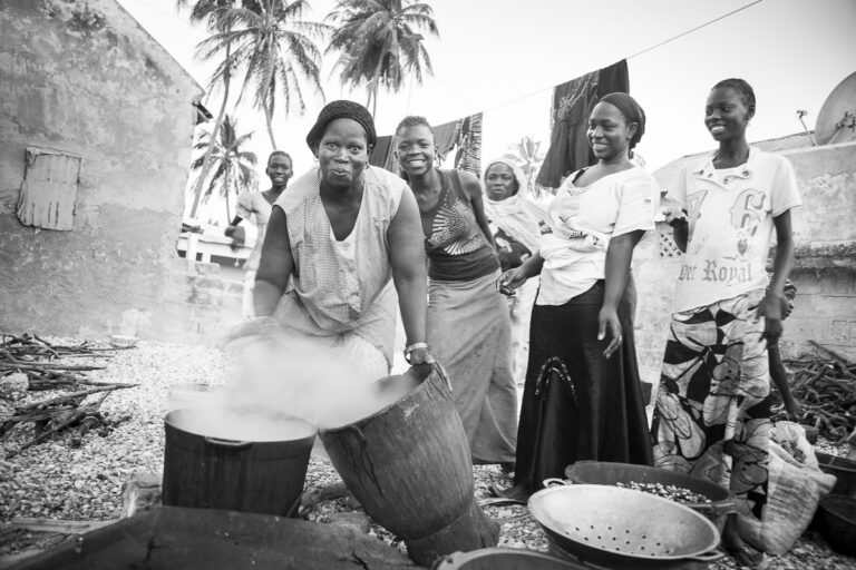 L'activité principale des femmes sur l'île est le ramassage et la transformation des coquillages