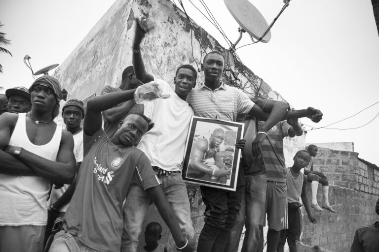 Scène de liesse dans le village le soir où des lutteurs natif de Dionewar a gagné un combat important à Dakar